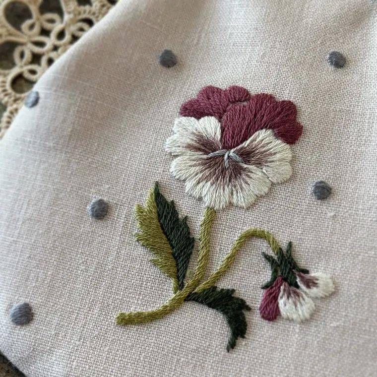 她的花卉刺绣,温柔是底色,复古是内核