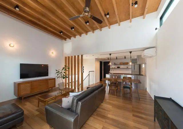 爸妈买的小复式楼,楼上楼下125平,加上落地窗住两家人都不挤!