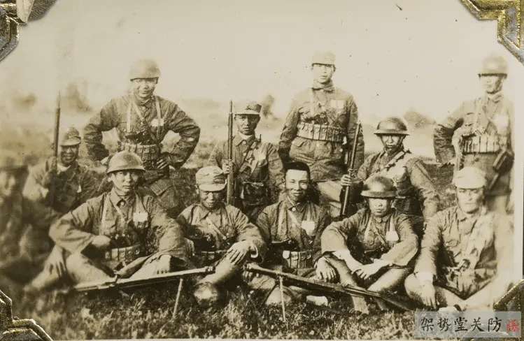 碧人(六期步科毕业)与副排长周福生(右眼负伤失明)在常熟养伤期间合影