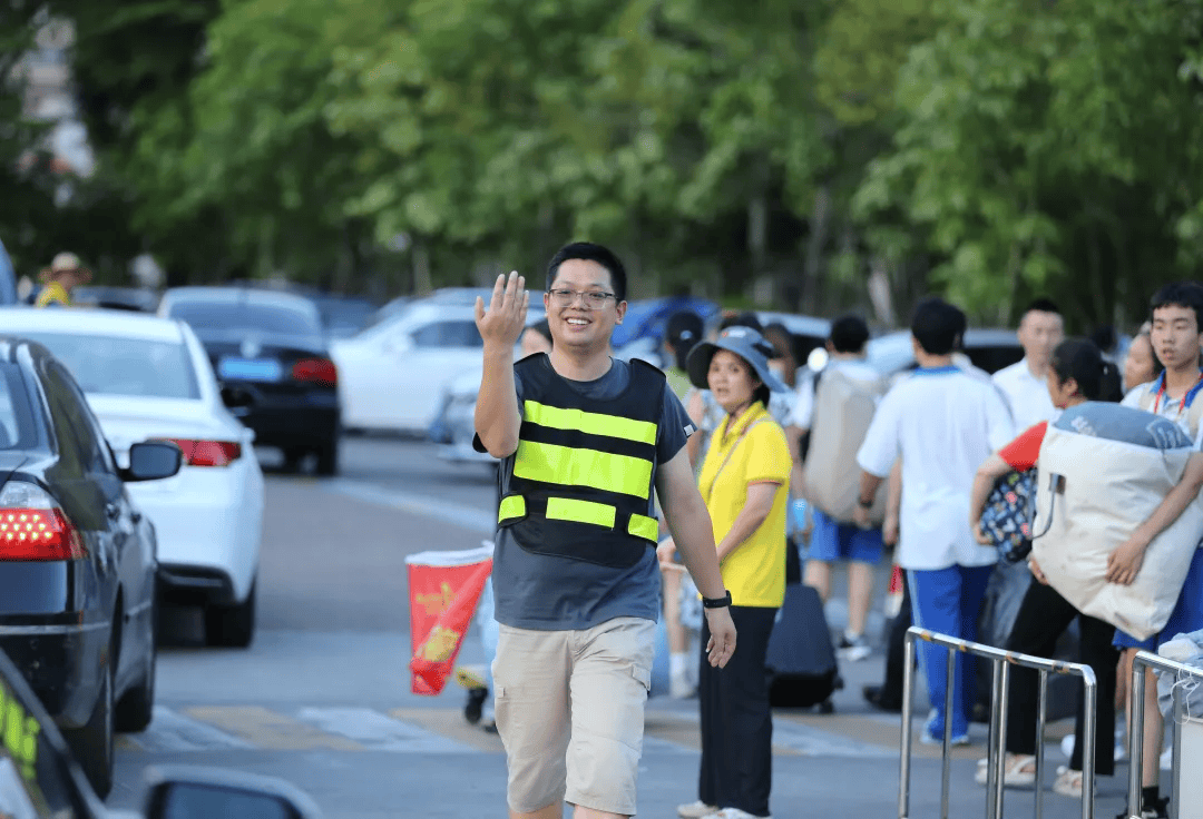 夏日挥别暑假时 志愿携手助学子——香市中学值日护岗志愿活动