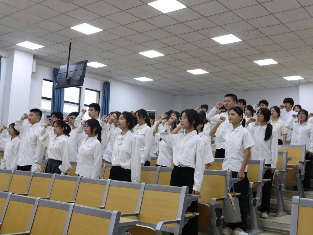 2024年新团员入团仪式吉安师范学校文艺汇演是体现青年