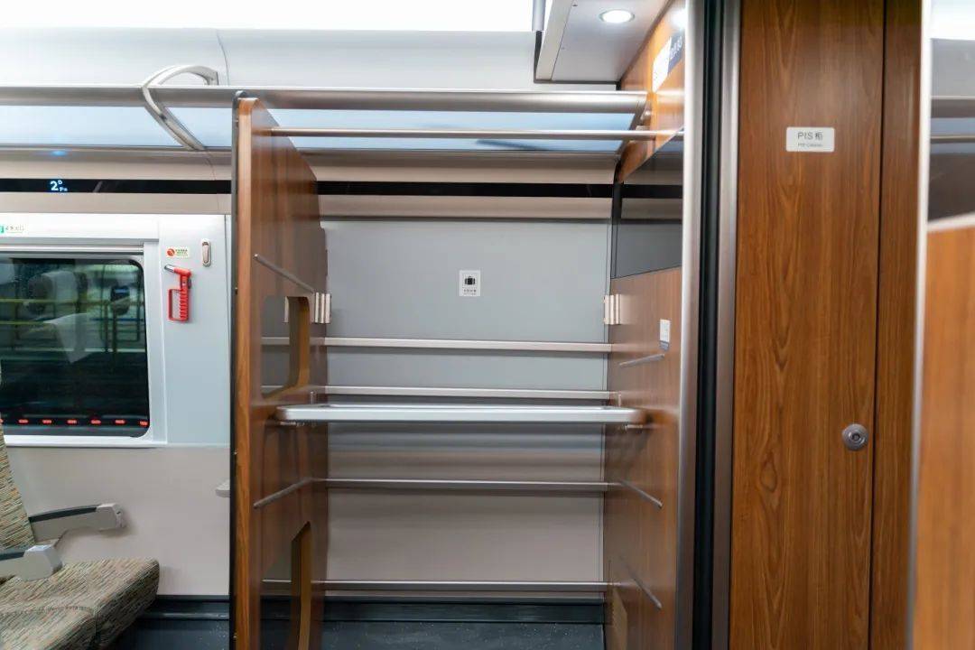 动车组餐吧优化餐车采用集成式设计,优化设备布局,提高空间利用率.