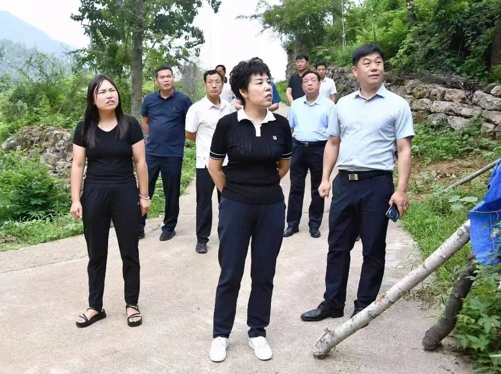 在靳村乡七里村,姬素娟详细询问居住群众数量,转移