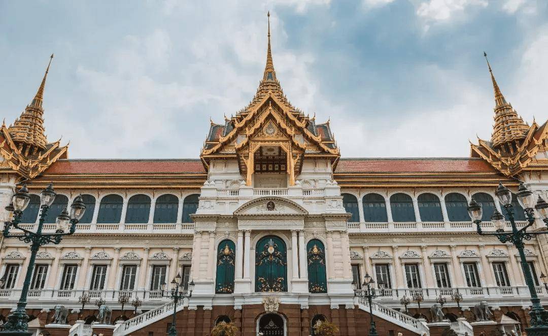 风格具有鲜明的暹罗建筑艺术特点,被称为 "泰国艺术大全".