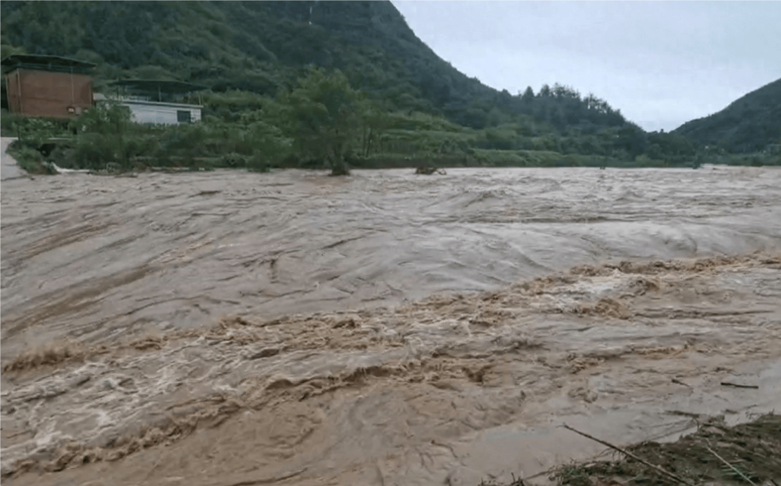 户县大雨图片