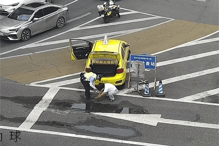 我为群众办实事丨夏日炎炎出租车突发爆胎 渝中骁骑酷暑伸援手