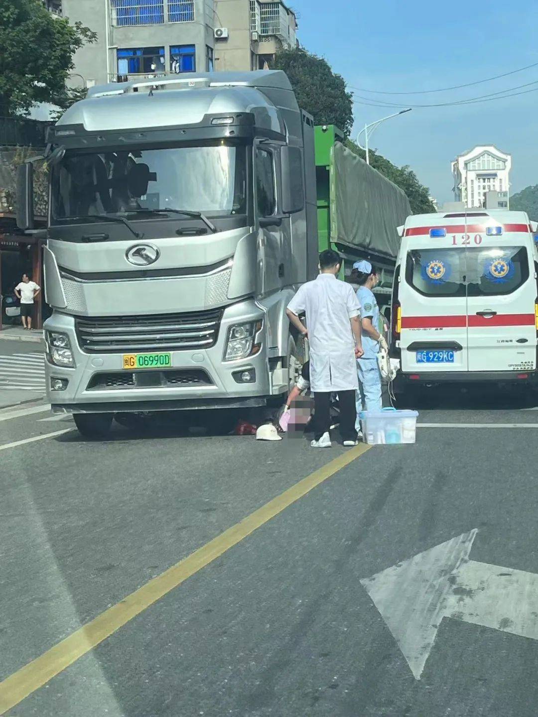 相关部门第一时间赶往事故现场进行交通梳理及