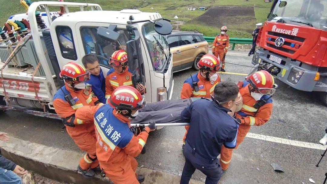 近日,青海发生多起车祸,均有人员被困_救援_进行_货车