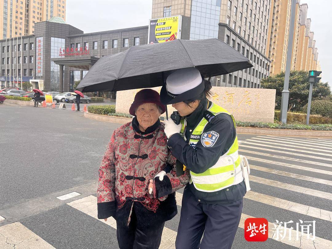 吕欣雨帮助老人过马路用石子写字救助老人,对于吕欣雨来说已经不是第