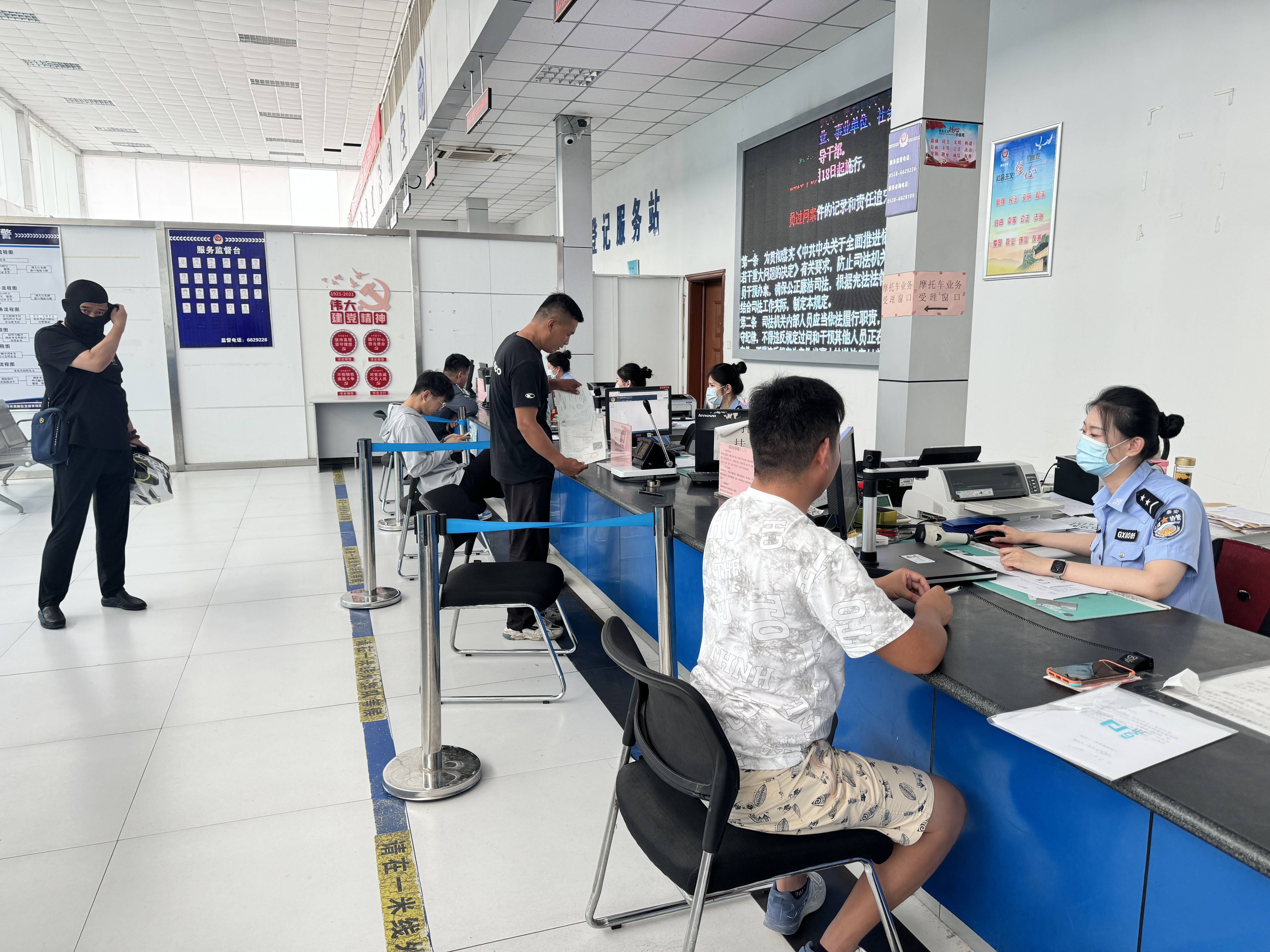 交警高新区大队车辆管理服务站开展延时服务 为民服务不打烊