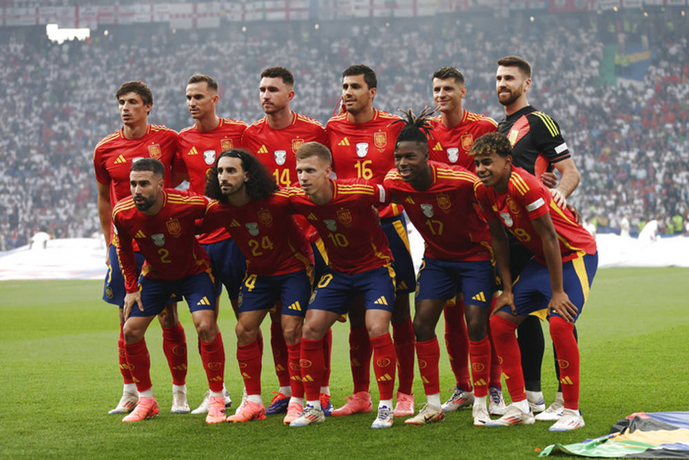 <strong>西班牙2:1战胜英格兰，时隔12年重夺欧洲杯冠军 </strong>