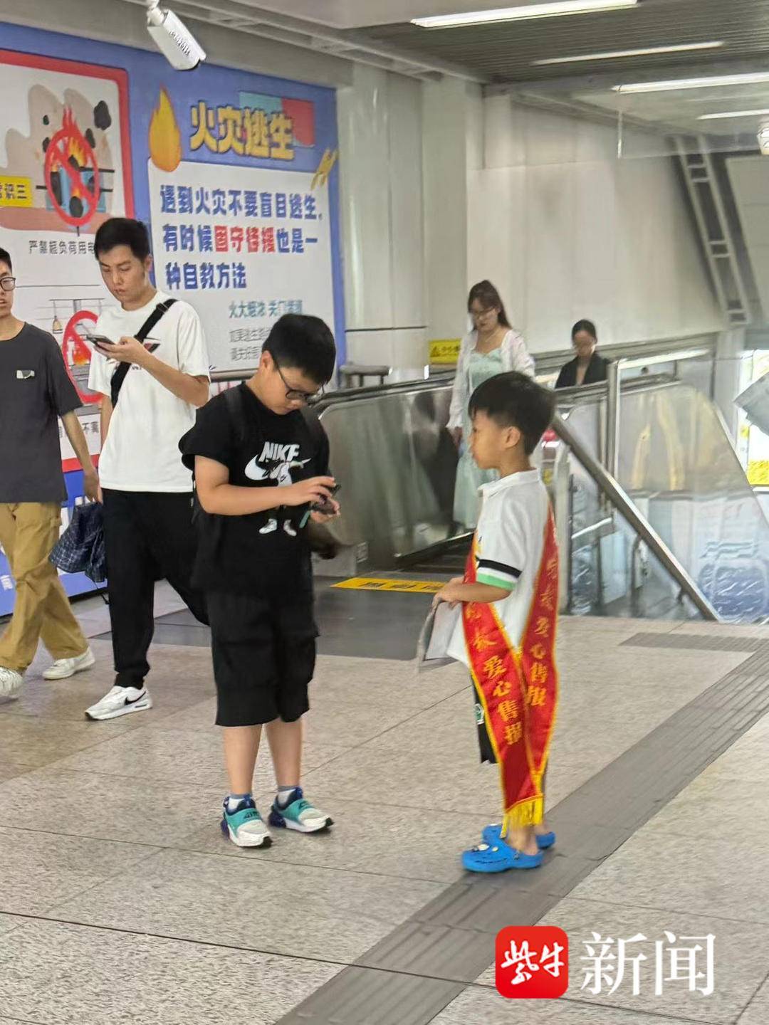 2024爱心售报｜小报童勇敢售报，妈妈感慨“孩子比我勇敢比我厉害”_搜狐网