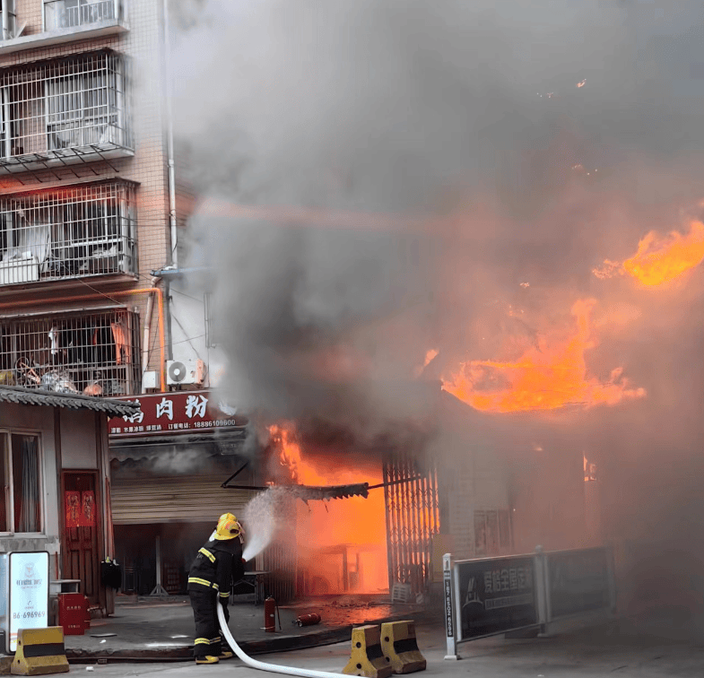 观山湖区一早餐店清晨突发大火,贵阳消防紧急扑救成功_火灾_进行_救援