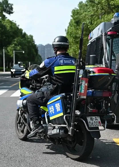 无惧烤验!烈日下巡了一天逻,长沙特警队员胳膊直接晒出黑白分层