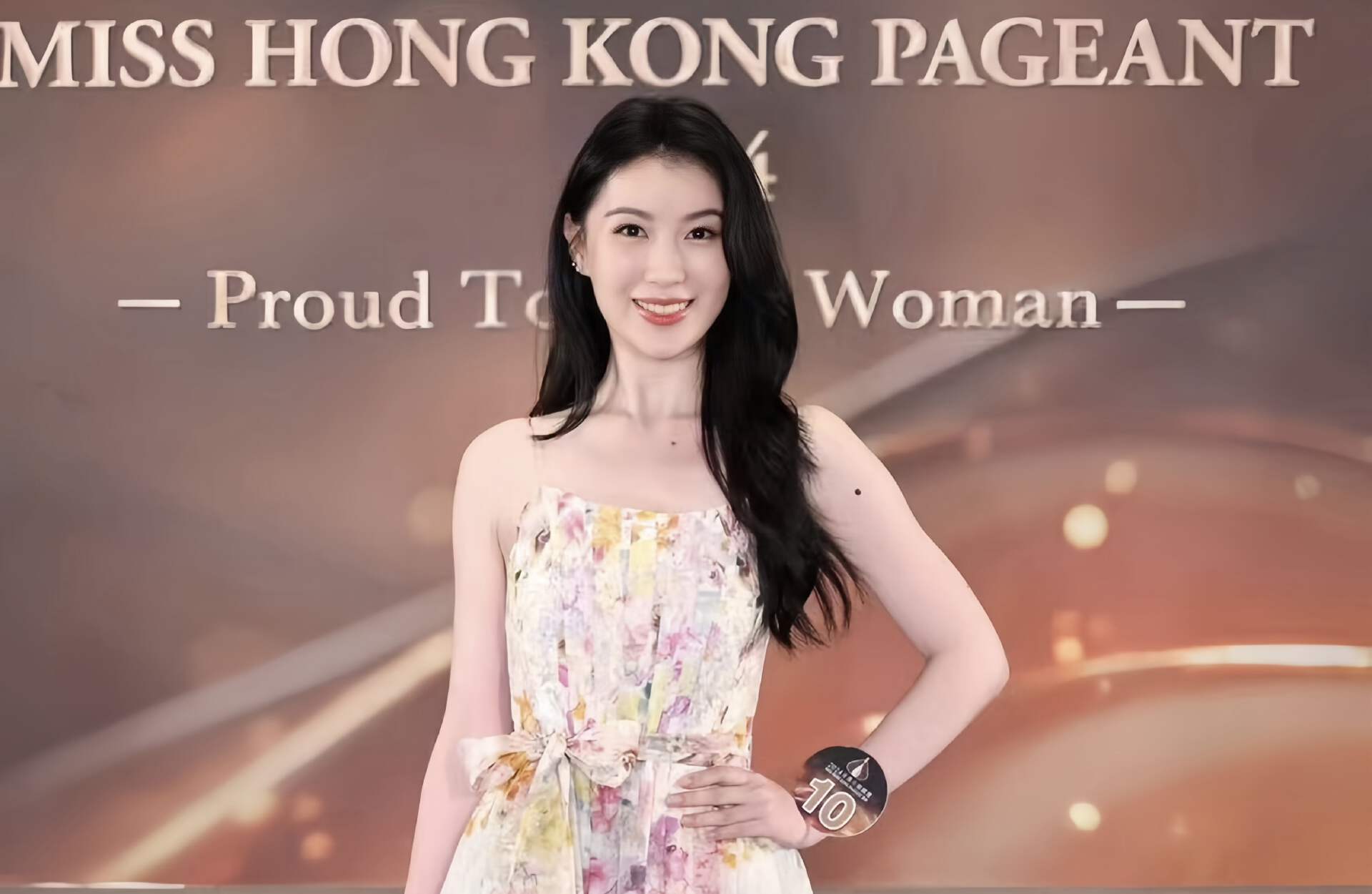 香港小姐大热选手曝丑闻,穿三点式泳装自拍尺度大,回应只是贪玩