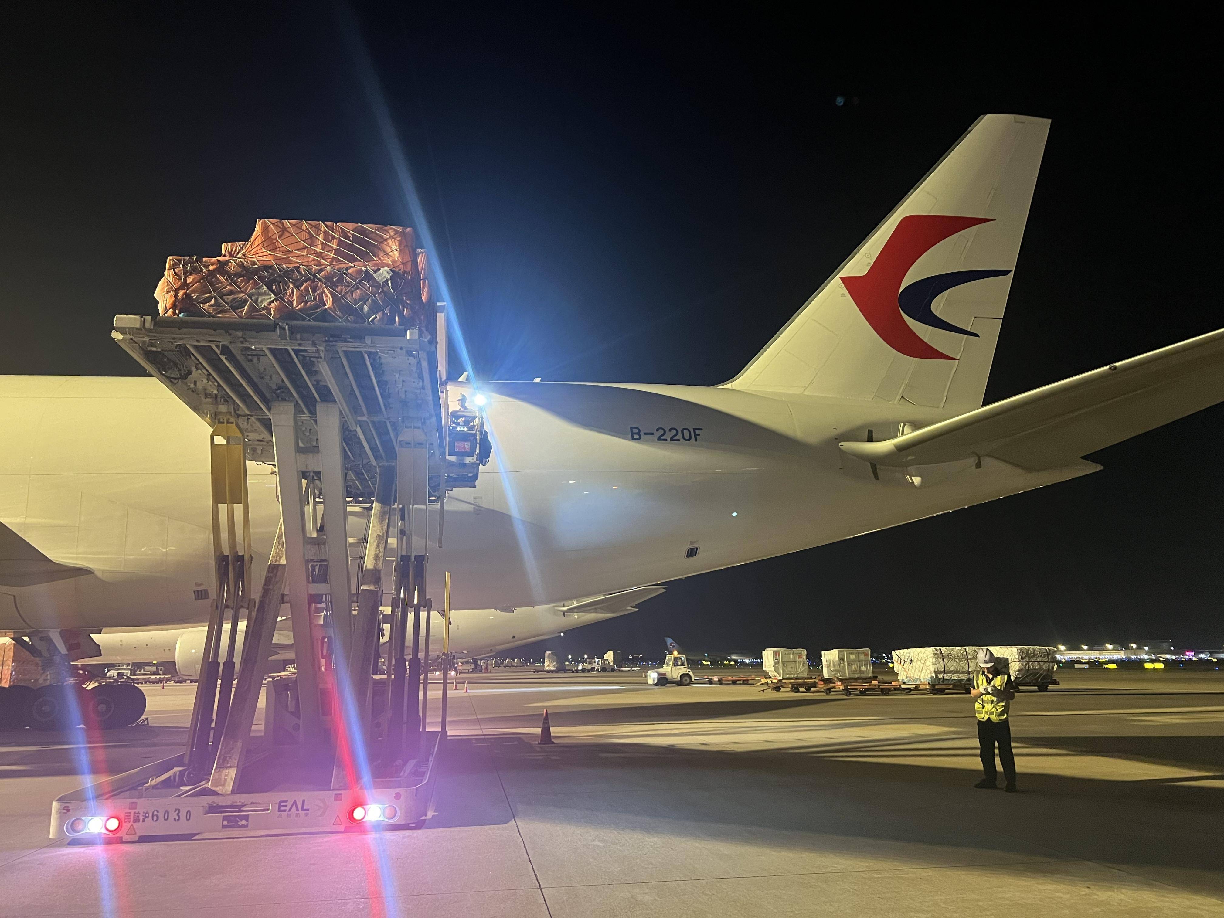 据悉,该全货机航线由东航物流新引进的波音777f全货机执飞,出港航班所