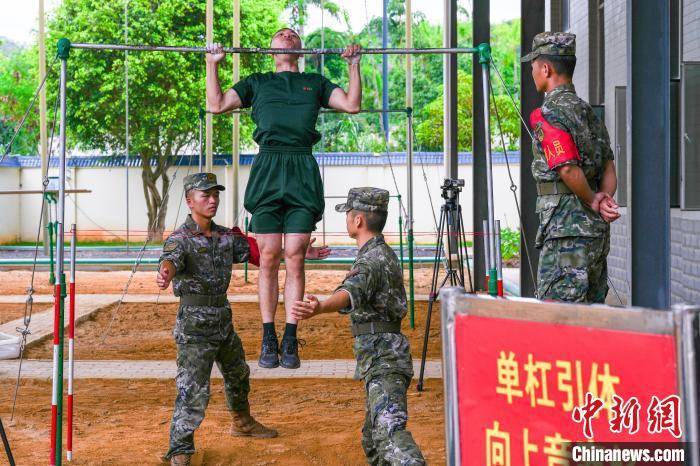 广西南宁武警官兵"热战"军运会