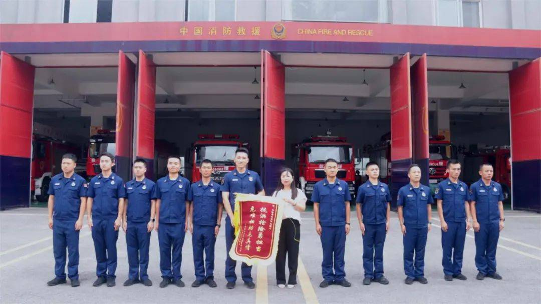 抗洪抢险为人民,人民为我送锦旗!