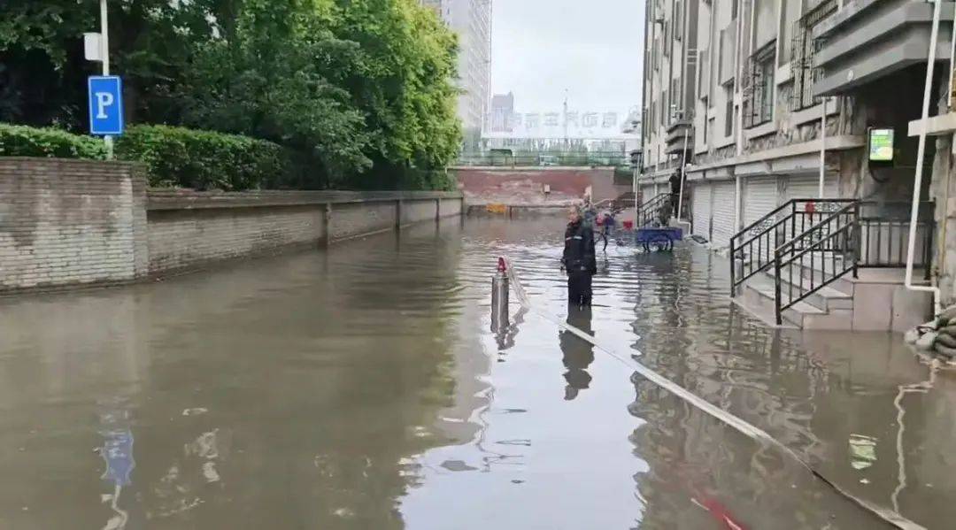暴雨来袭,小区地库积水,消防紧急排涝解民忧