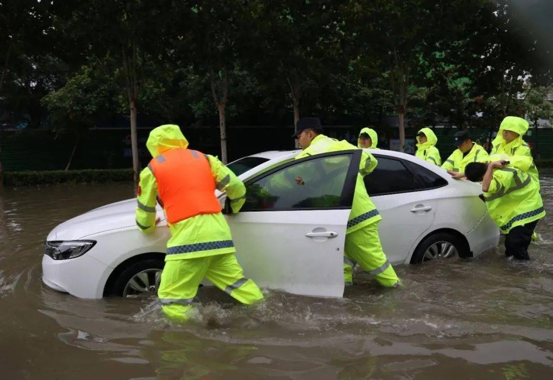 【暴雨中的河南政法力量】冲锋在前 守护平安
