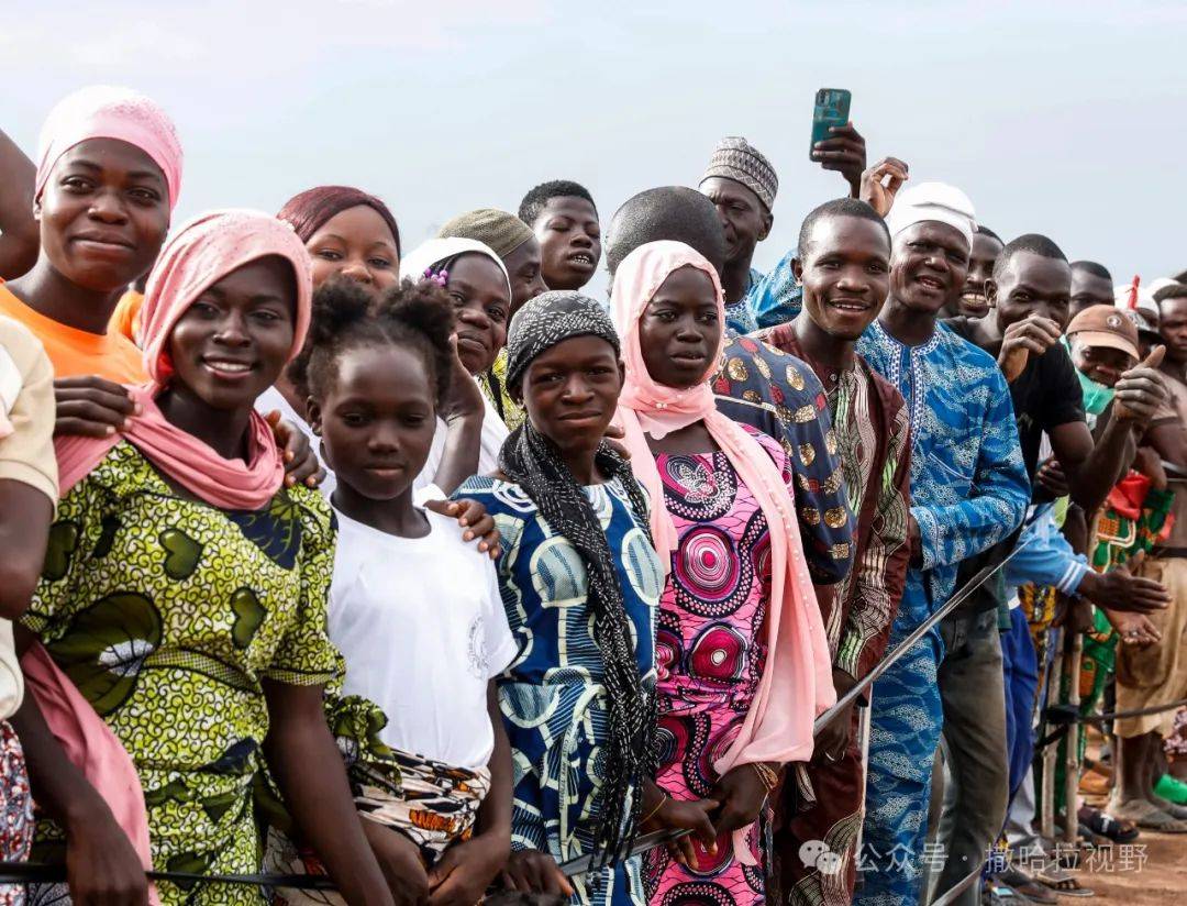 我在现场·照片背后的故事丨中国"村超":想你的风吹到了贝宁