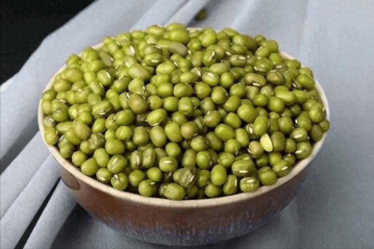 高血糖不能吃绿豆?告诫:绿豆清热解暑,但这几类人能不吃就不吃