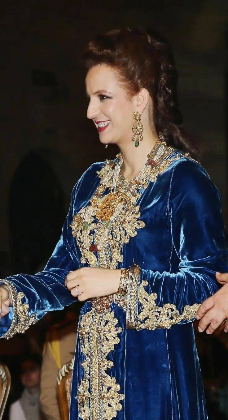 红发王妃陪着儿女去旅游,她曾被国王独宠15年,离婚后过得很潇洒
