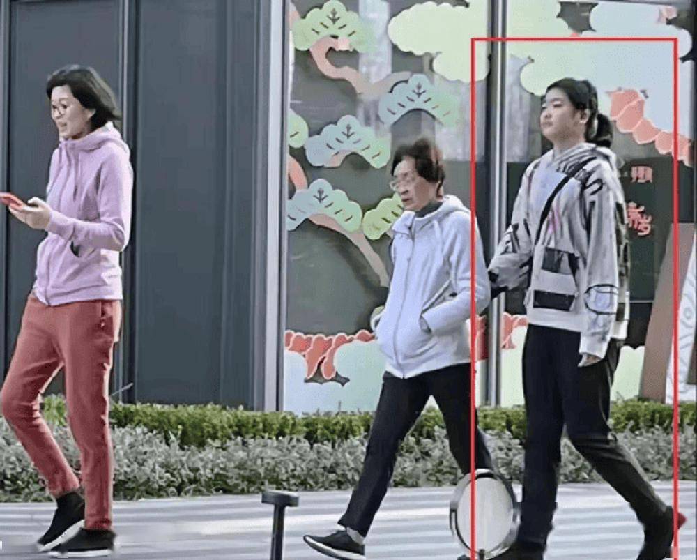 姚明女儿身高已超妻子叶莉,200斤体重穿着朴素,身高有望达2米15