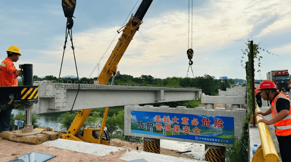 实施高速公路"7 1 3"工程,加密贯通长三角省际通道3个,市际通道3个.