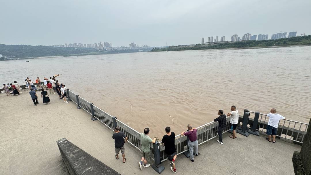 长江洪水风险提示,根据长江上游水文水资源局宜宾分局修正洪峰预报
