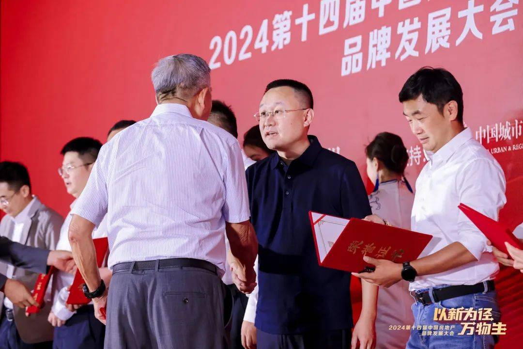 15:50肆言堂——城市森林间的有氧漫谈主 持:姚长盛著名财经主持人
