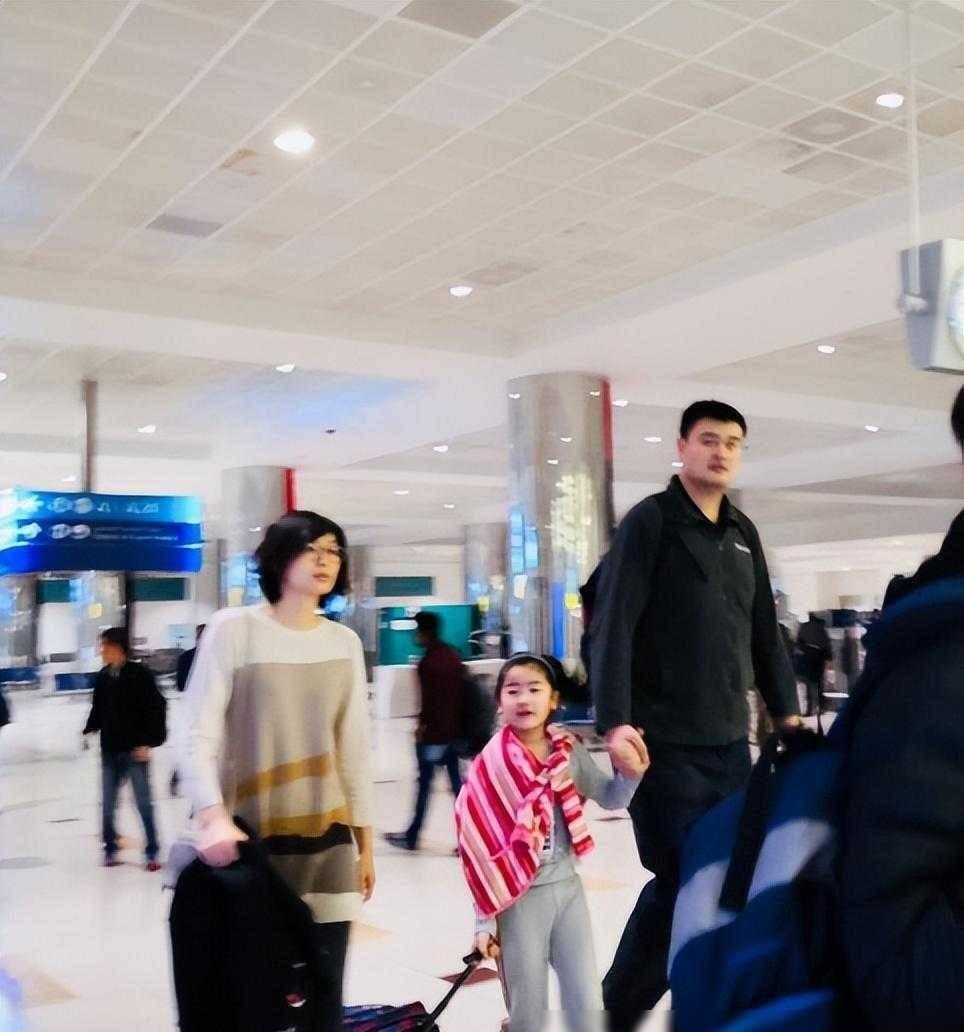 姚明女儿身高已超妻子叶莉,200斤体重穿着朴素,身高有望达2米15