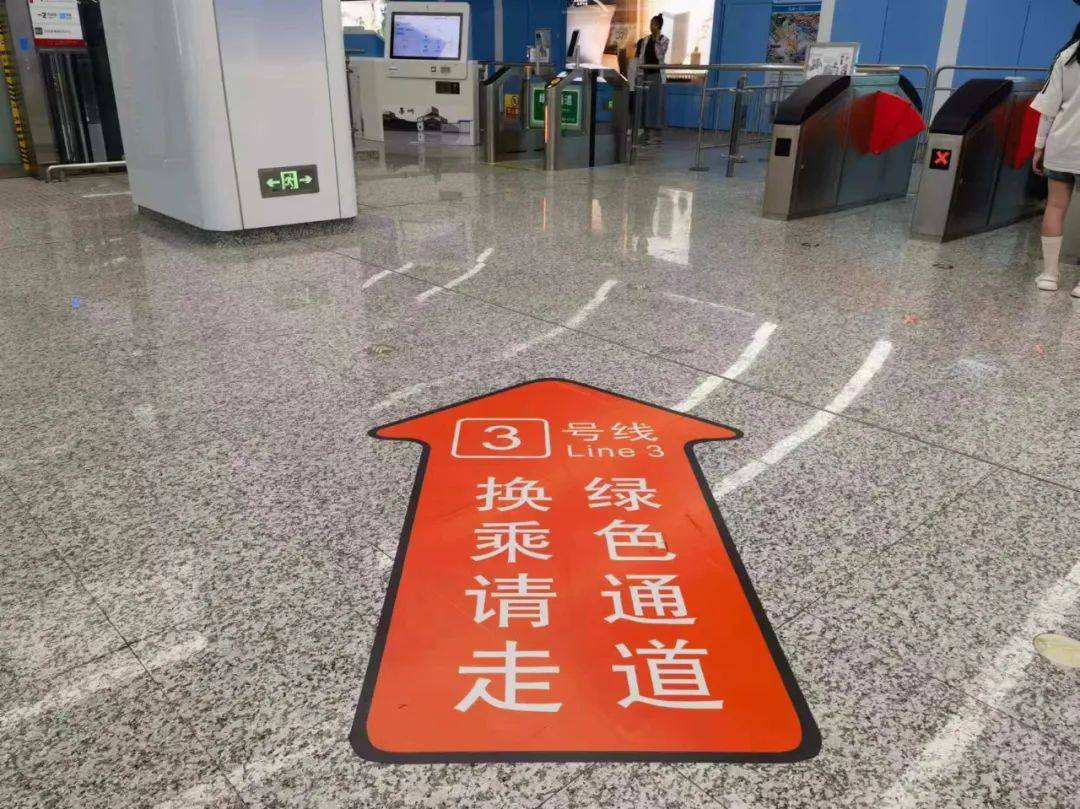 在进出站口,也有明显的换乘指引.出站后,不需要转向,沿着