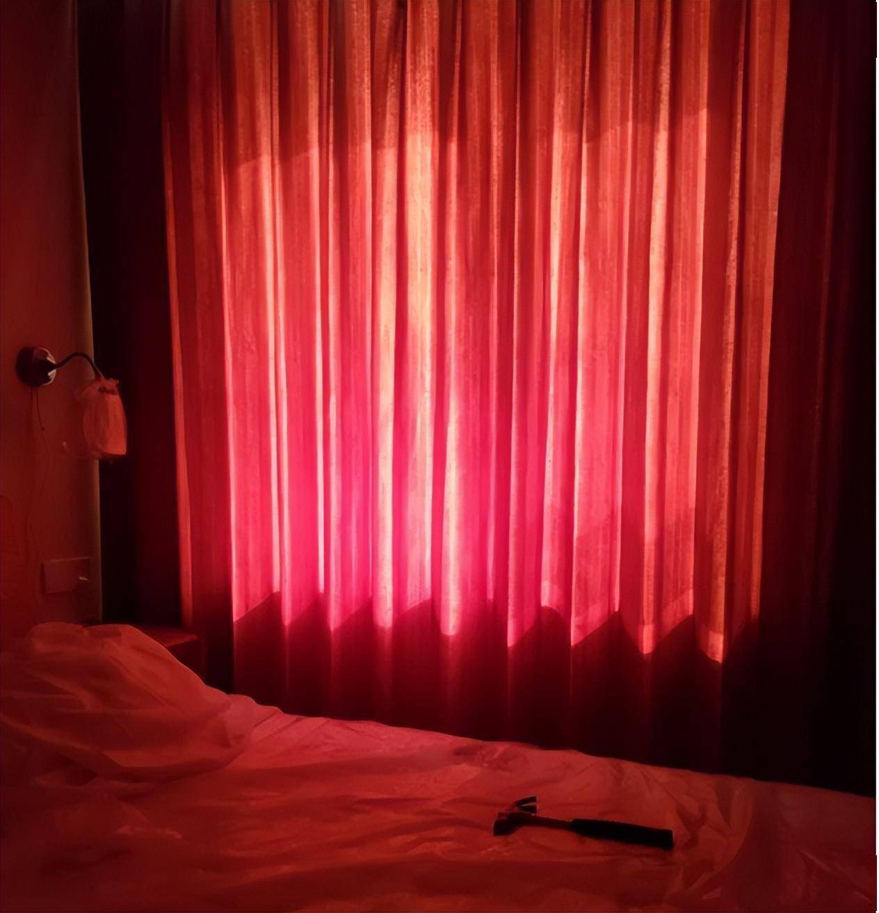 不仅如此,晚上拉上红色窗帘之后,在月光照射下显着非常的奇怪,还给人