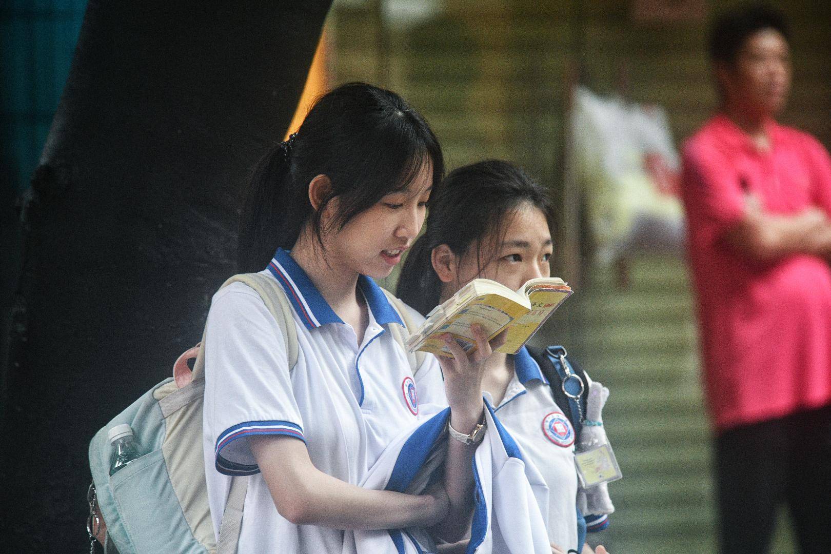 与时代发展带来的双重挑战,小语种专业的实用性和市场需求相对缩减,小