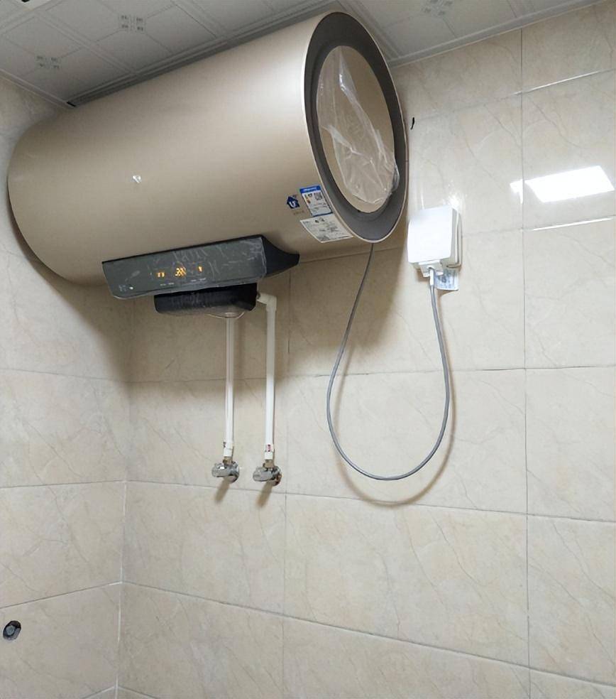 洗澡时,电热水器要不要"断电"?听内行人说完,幸亏没做错!