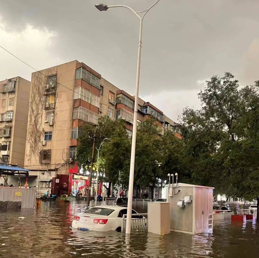 暴雨袭城！郑州主城区路灯已保护性断电，88条公交线路停运