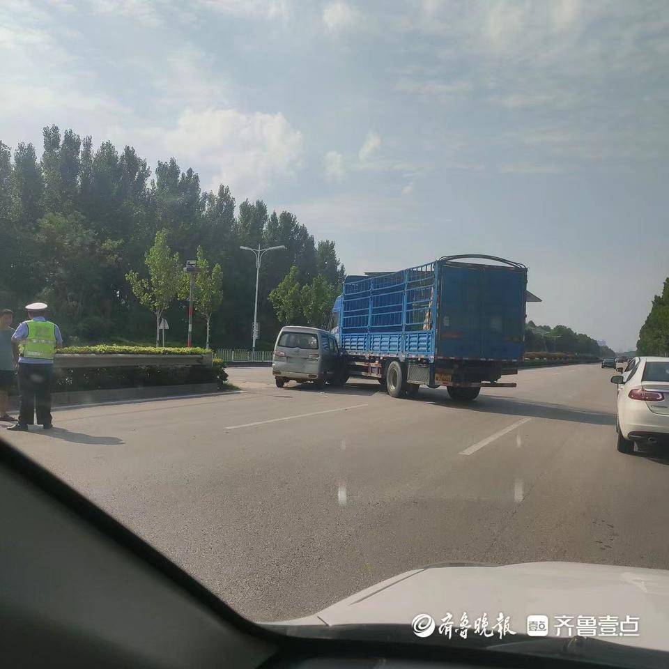 情报站|济宁104省道一货车与面包车相撞，交警已赶赴现场处理