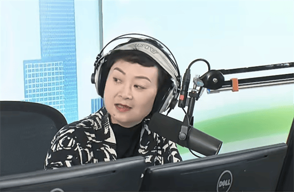 图说:松江区区长王靖接听市民来电.