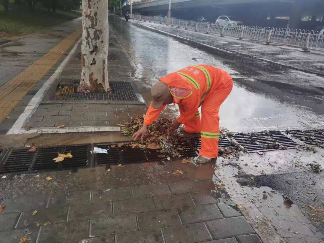 排水不畅等情况,集中组织环卫工人,及时清理收水口周边的落叶,垃圾