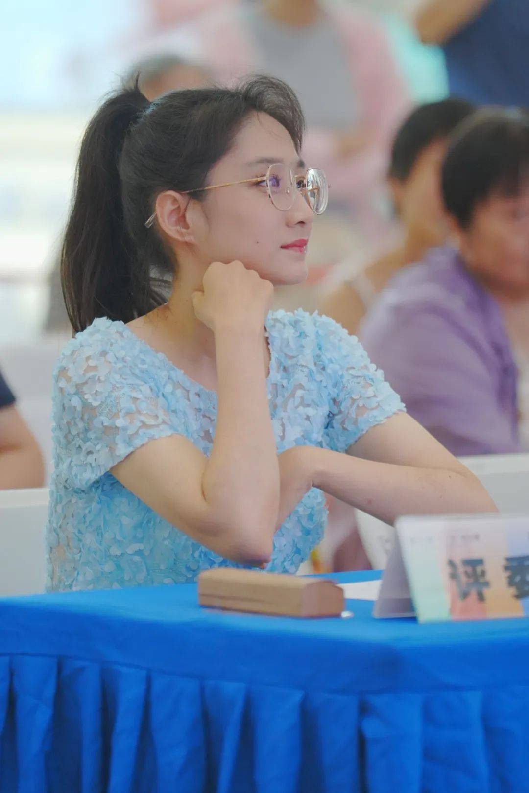 优漫卡通卫视主持人月亮姐姐,小兔姐姐担任本次活动评委,他们对本次