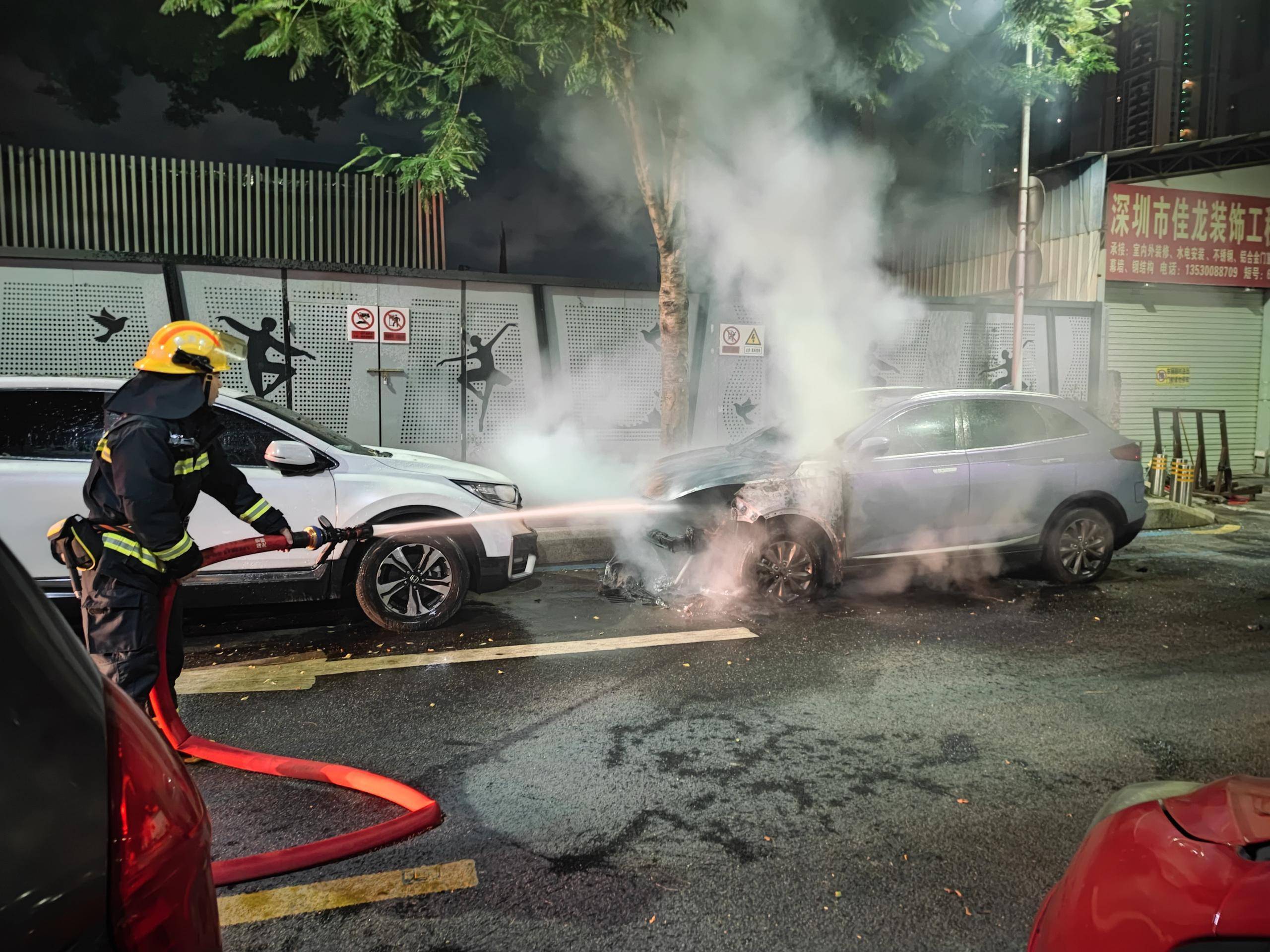 深圳一新能源小车路边起火,消防提醒