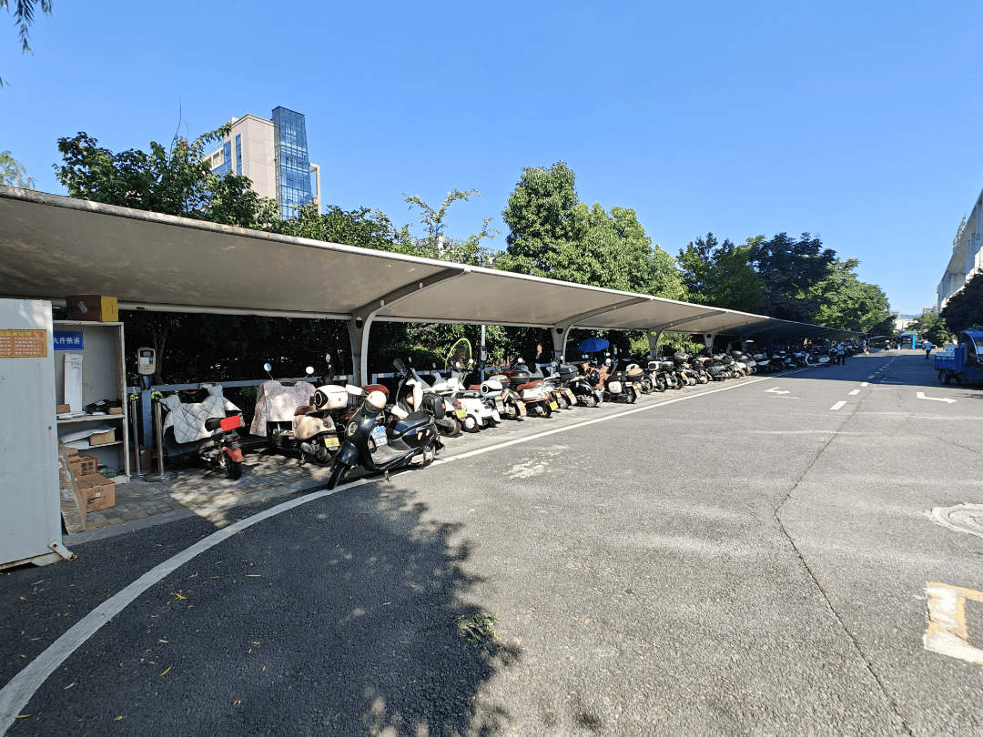 30个对外办事的窗口,每日接待来访群众最高时候将近三千人,电动自行车