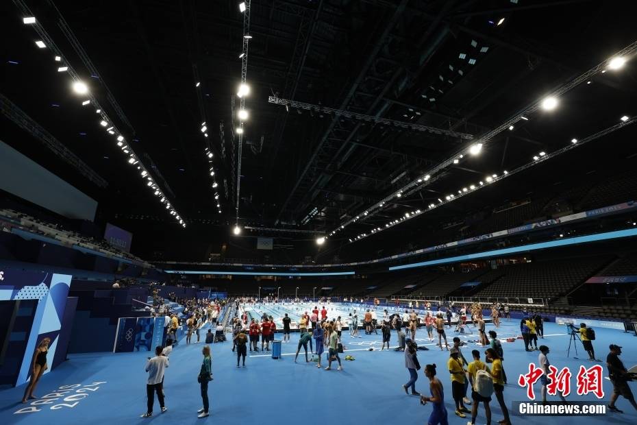(巴黎奥运)中国游泳队进行赛前训练_中新社_拉德芳斯_体育馆