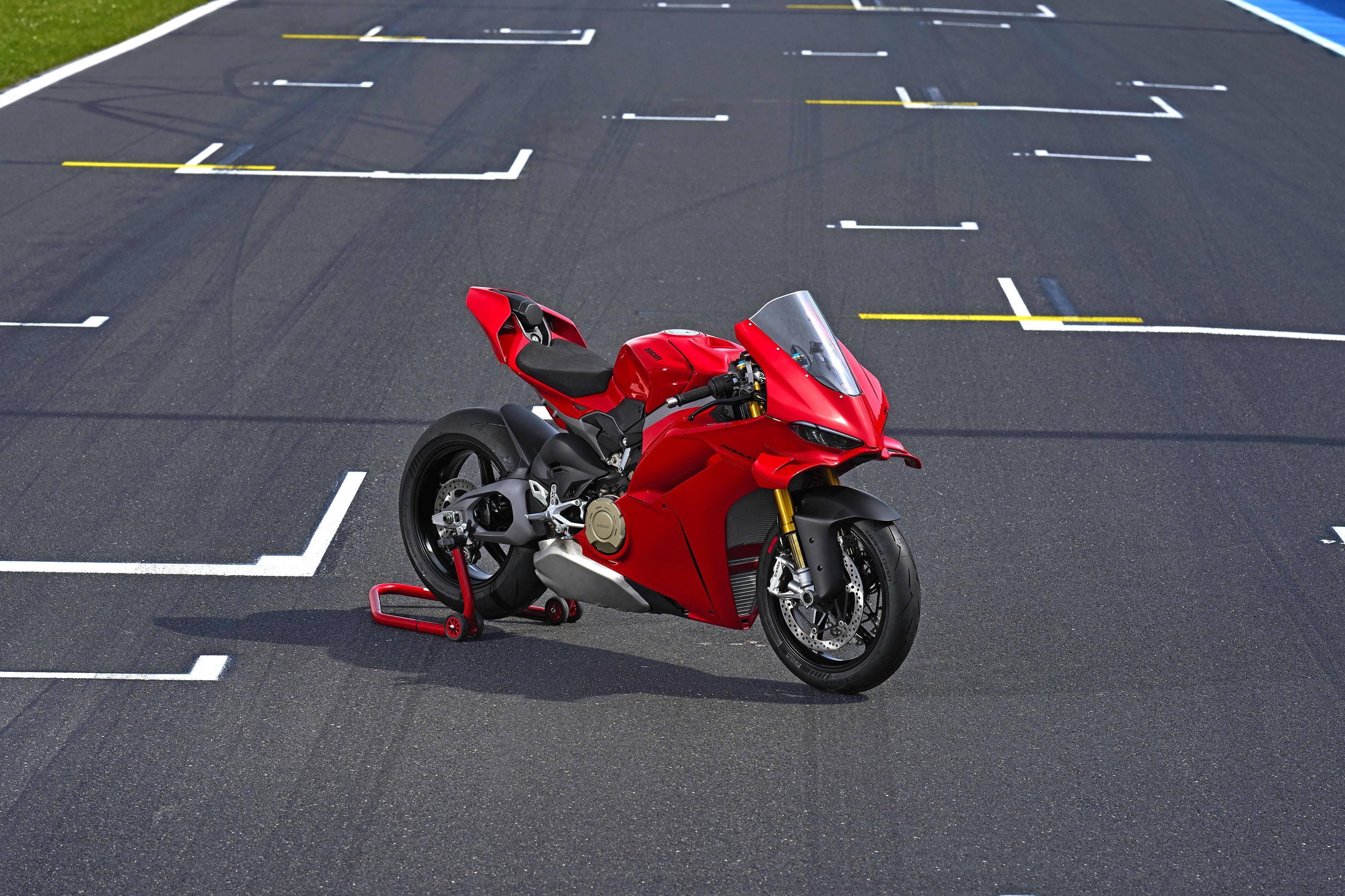 户外特写杜卡迪新一代超级跑车2025panigalev4s