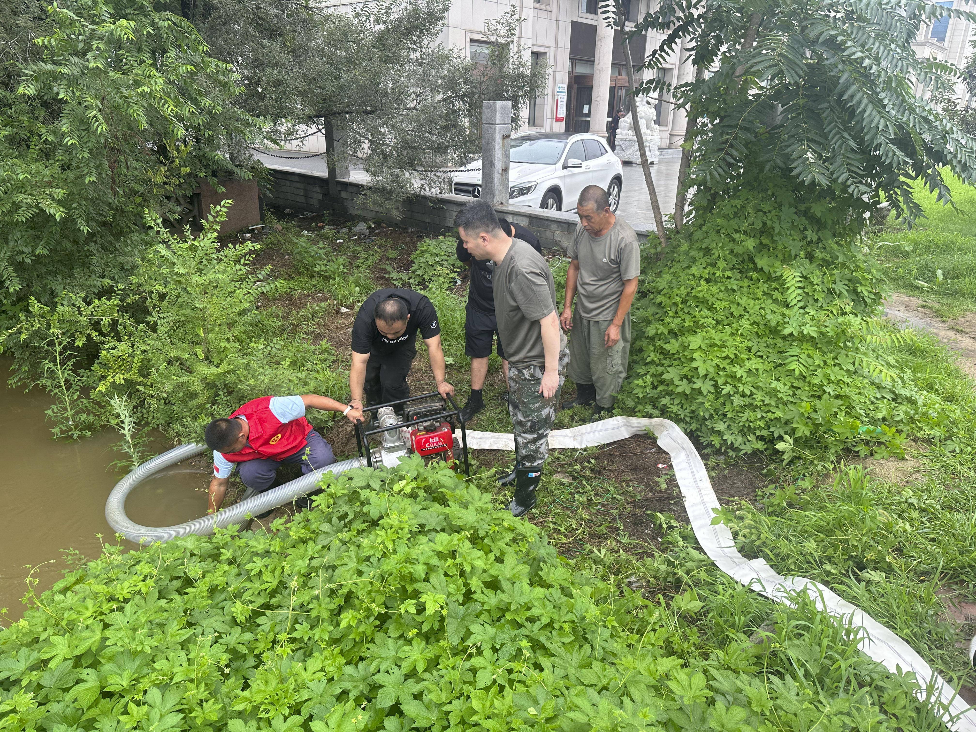 新华社发7月27日,在辽宁省鞍山市千山区老虎屯村,村干部在转移受灾