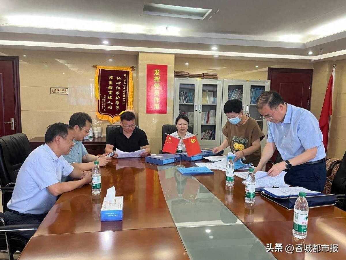 当天上午,来自湖北省医学评价与继续教育办公室组织的评估专家组一行