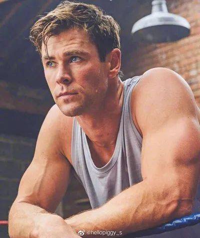 "雷神"晒肌肉照却被群嘲:这腿太离谱了!_网友_身材_训练