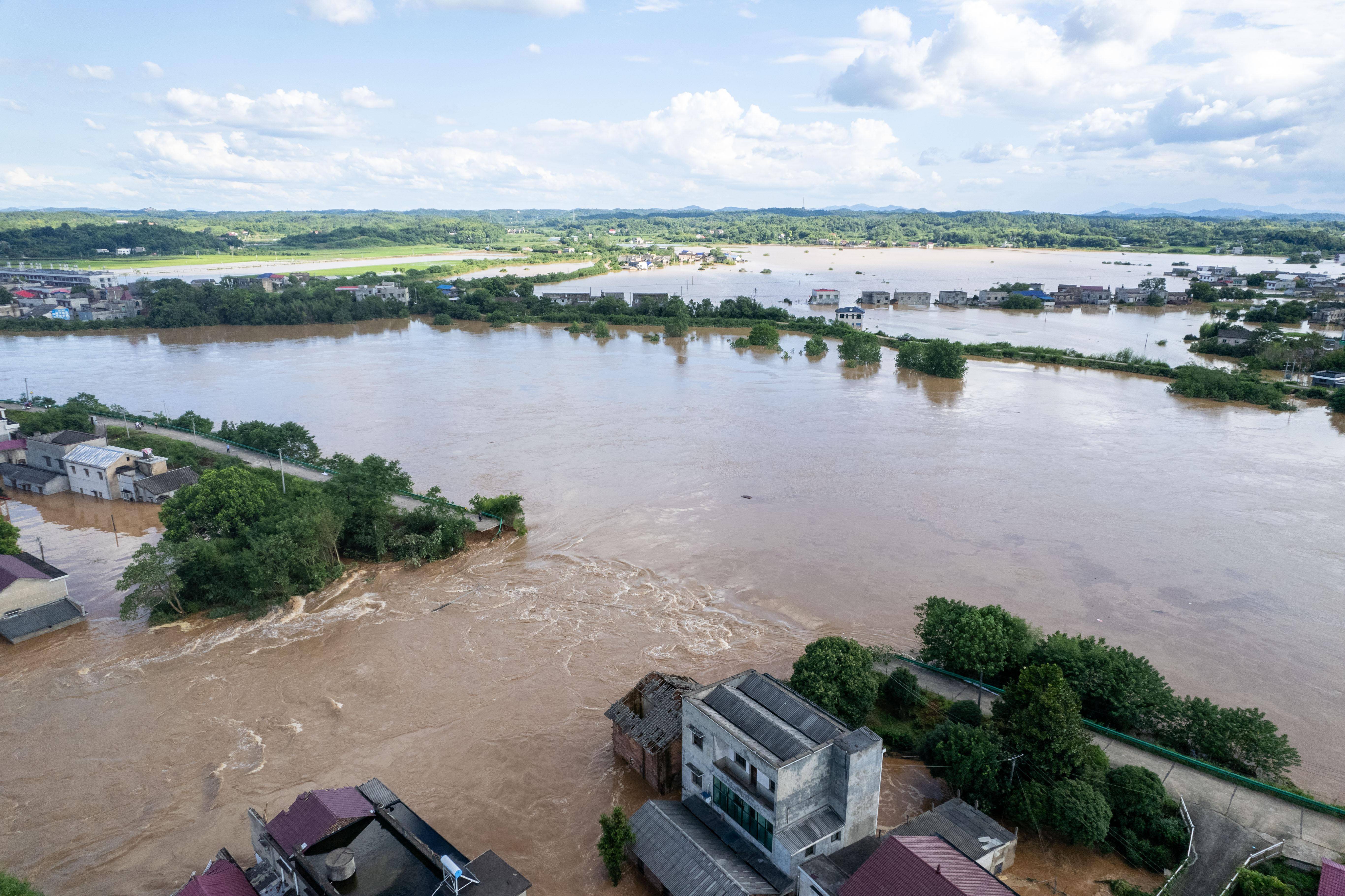 新华全媒 ·聚焦防汛抗洪丨涓水湘潭县河口镇华中村堤段发生险情