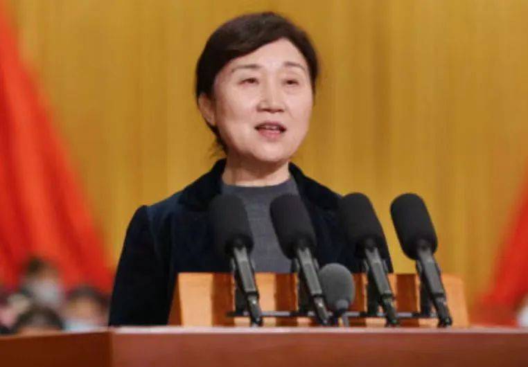 一个月前,2024·长江保护与发展论坛在重庆开幕,李微微曾在致辞中代表